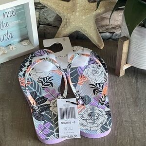 NWT VERA BRADLEY PALM FLORAL FLIP FLOPS SZ S (5-6)